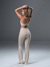 Set Super-High-Rise Flared Pant with Flow y Bras