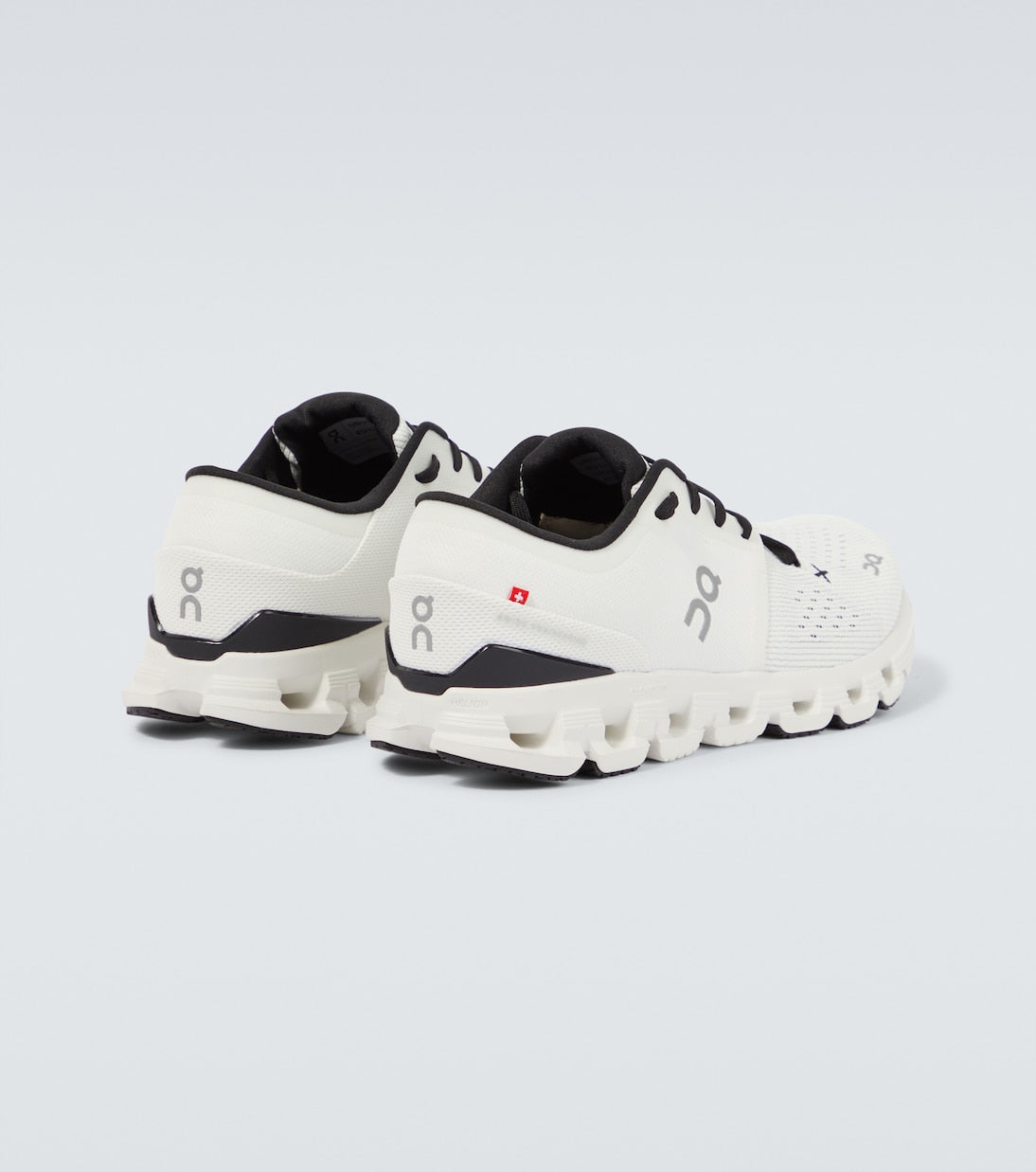 Cloud x4 white black